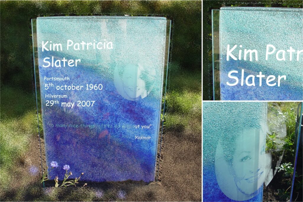 bijzonder glazen grafmonument blauw